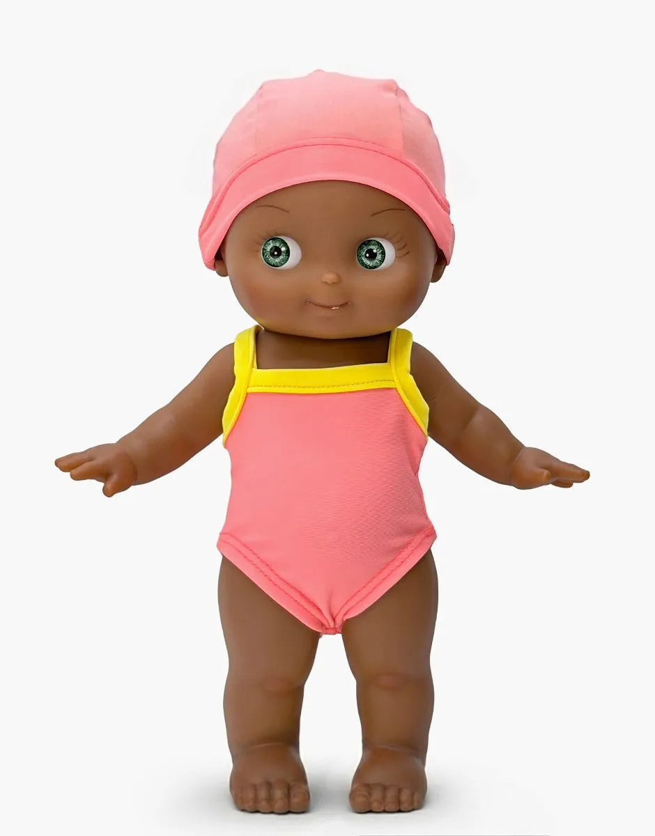 Prunelle au sport et son ensemble piscine corail fluo