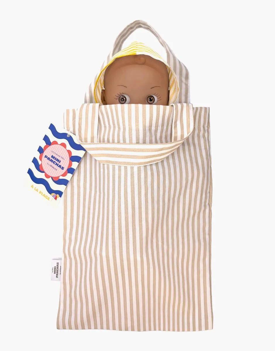 Noah à la plage et sa tenue rayée jaune