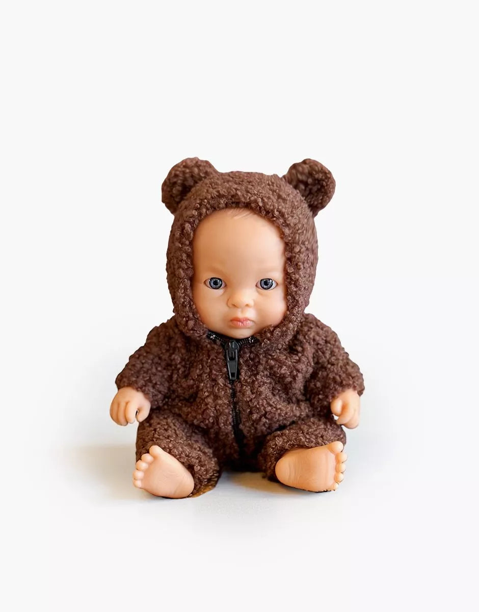 Jana, poupée Peque 21cm et sa combinaison Winnie en bouclette marron