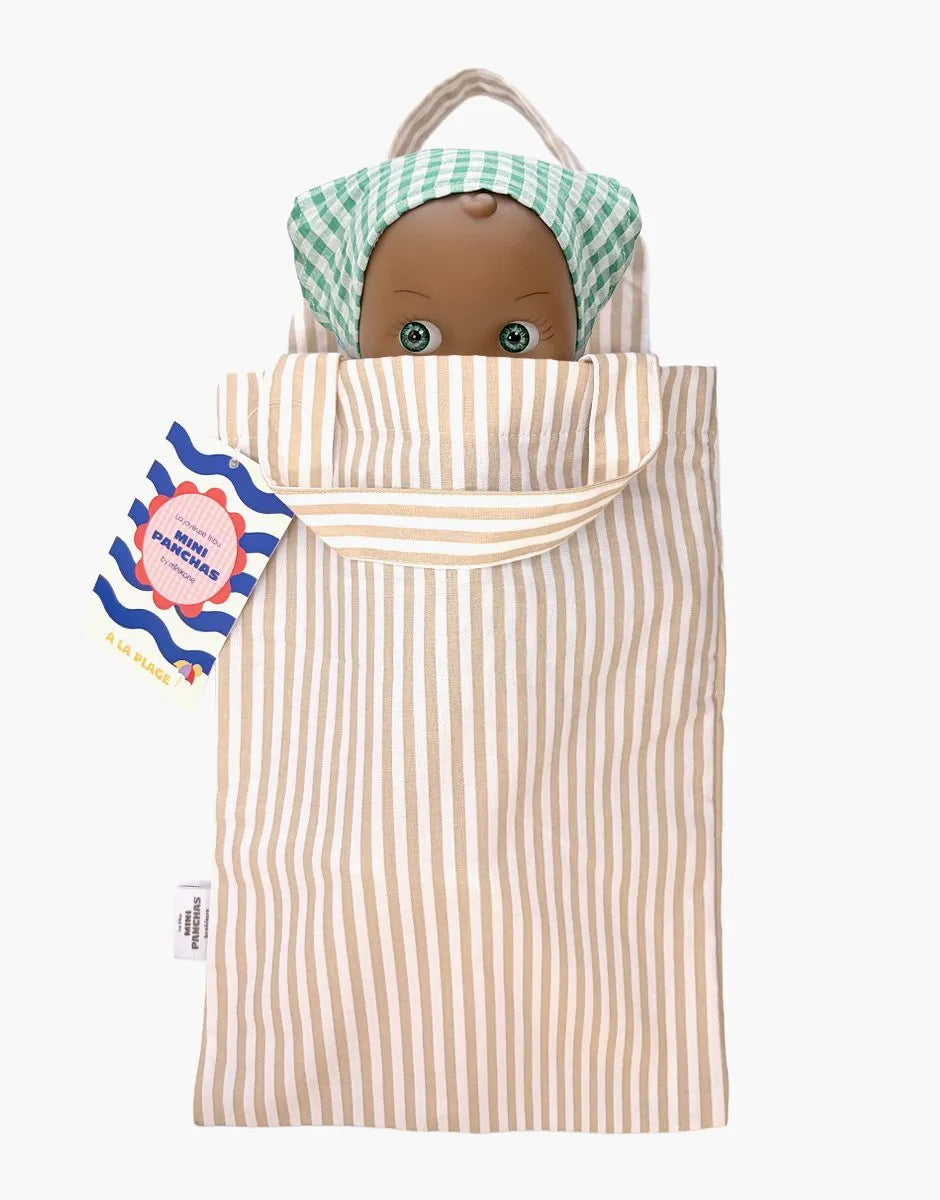 Prunelle à la plage et sa tenue rose bonbon