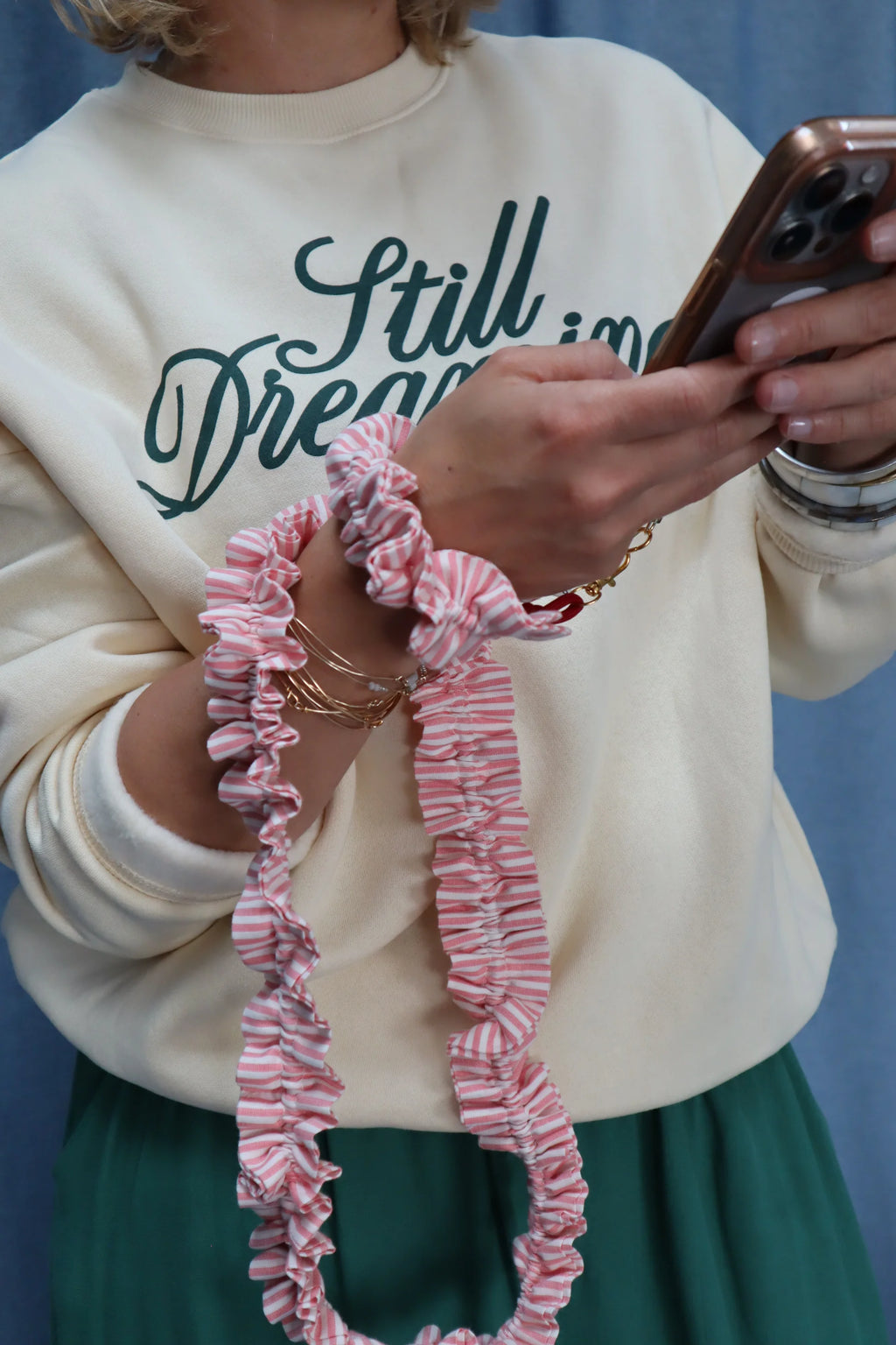 Cordon téléphone à froufrous Rayure rose – Maison PoumPoum
